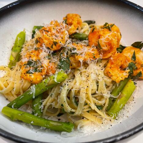 Pâtes avec crevettes, sauce et citron et herbes