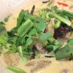 Soupe au poulet cari et lait de coco